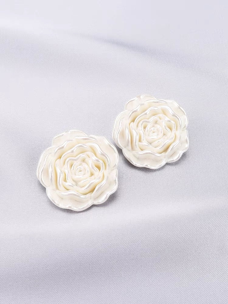 Pearl White Flower Shape Button