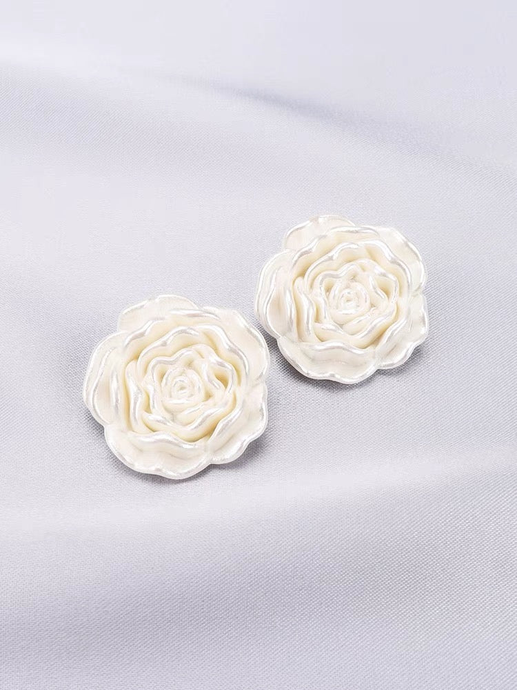 Pearl White Flower Shape Button - 